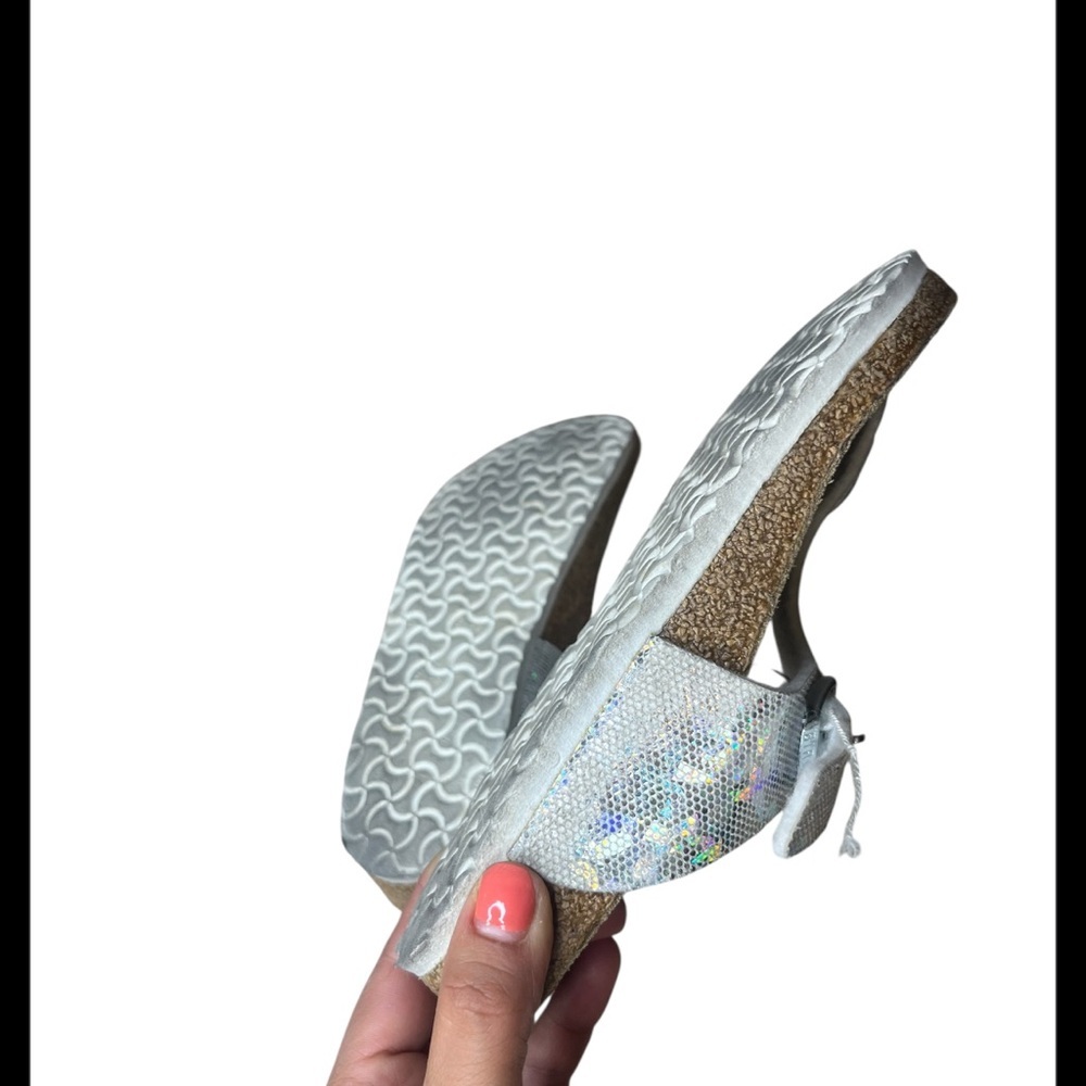 Birkenstock Girls size 33 Holgraphic Thong Slip On Hard Bottom - Picture 5 of 9